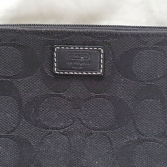 Black Coach wristlet, EUC🎉🖤🎊 - Picture 2 of 4